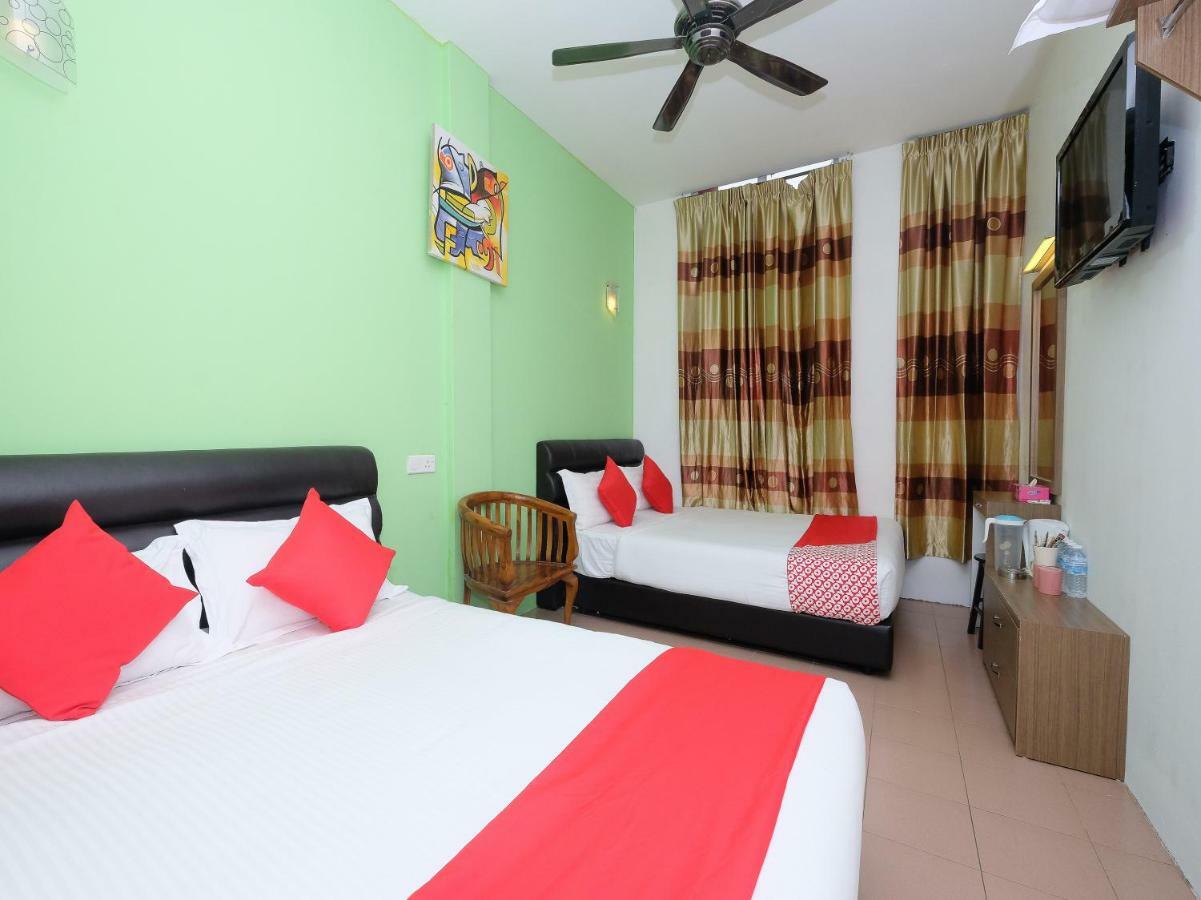 Oyo 850 Gold Star Hotel Chukai Exterior photo