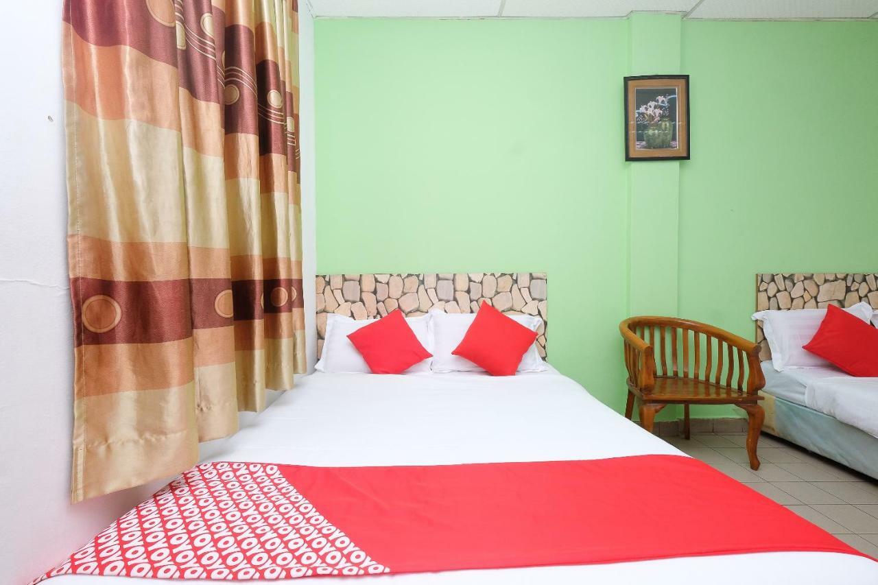 Oyo 850 Gold Star Hotel Chukai Exterior photo